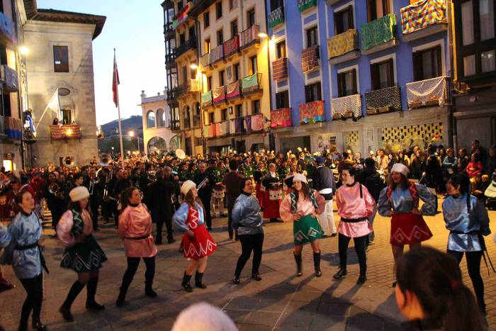 Zaldunak ere helduen danborr 2 1551555207156