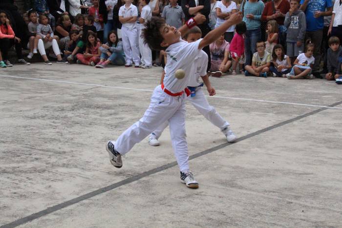 Jaietako egun handia ospatzen ari dira Asteasun 44 1467203769798