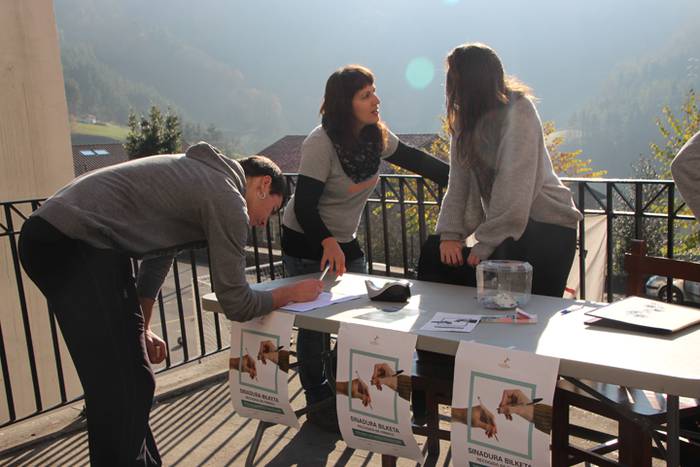 Galdeketaren harira, sinadura bilketa Elduainen 3 1482081505951