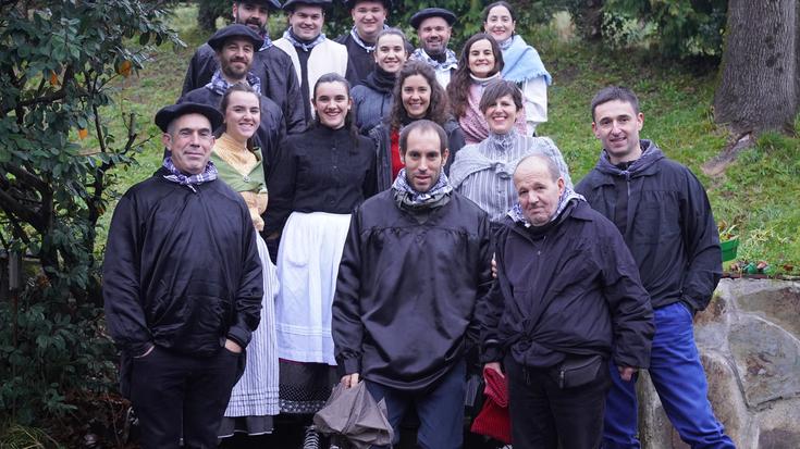 Eskualdeko herritarrak kantuan ibili dira, Olentzeroren eta Mari Domingiren zain