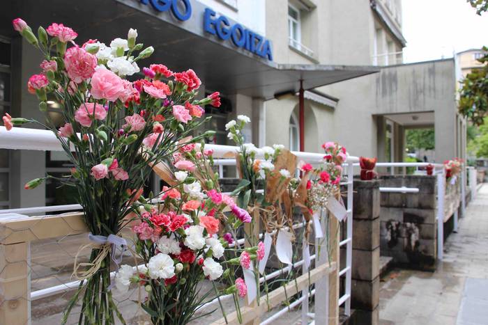 Esker hitzak, loreekin 2 1592050813927