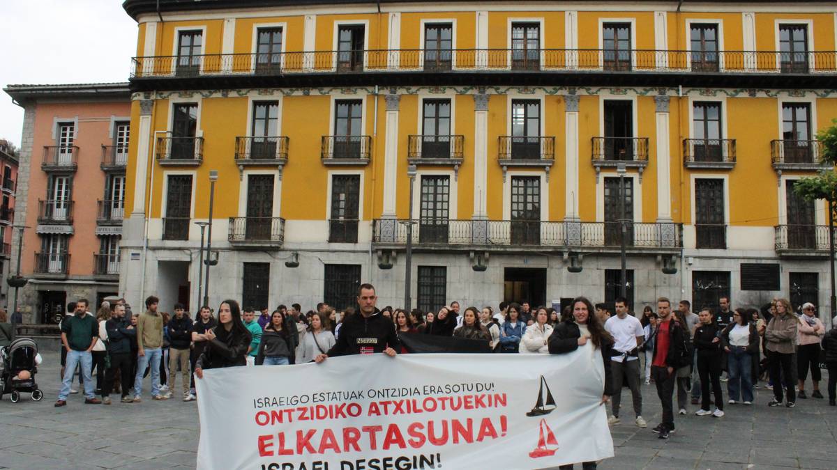Ontzidiko atxilotuei elkartasuna adierazteko elkarretaratzea egin dute