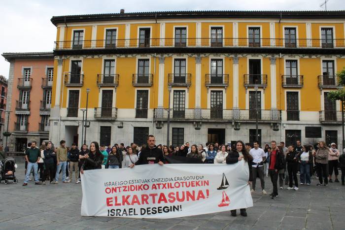 Ontzidiko atxilotuei elkartasuna adierazteko elkarretaratzea egin dute
