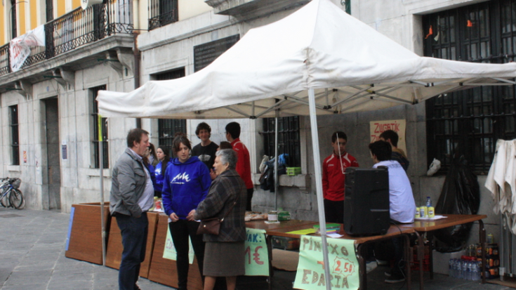 Pintxoak salduz gehien behar dutenei lagunduz