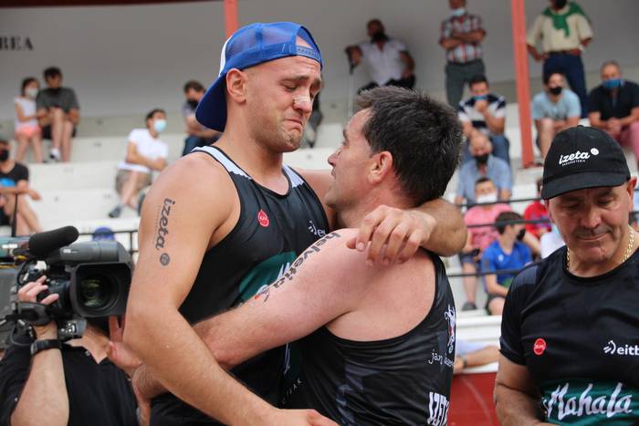 Izetatarrek jantzi dute txap 88 1624130543152