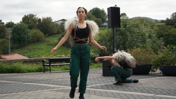 'Basandere' dantza ikuskizuna izan da ikusgai, Larraulen