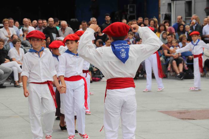 Dantzak, txistuak eta trikit 69 1565549111894