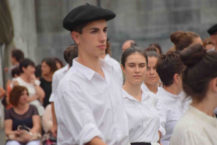 Soka dantzak jende ugari bildu du Errebote plazan - 57