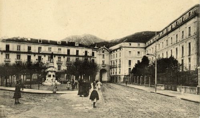 Hiriburu izateak eragindako eraikina