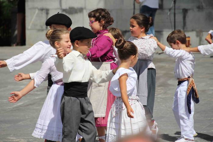 Axeri-dantza Aduna Jaiak 201 4 1534333826501