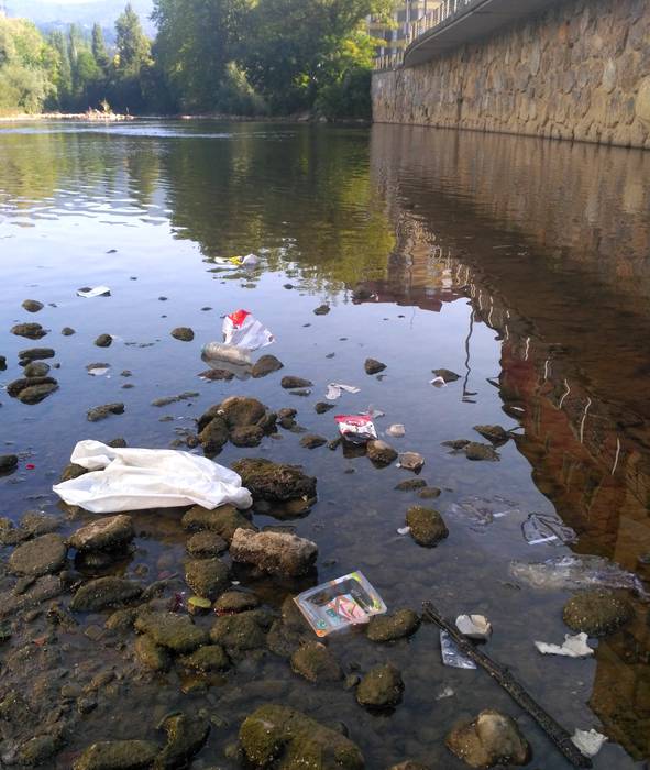 Beste 1.160 kilo hondakin jaso dira Oria ibaiaren bazterretatik