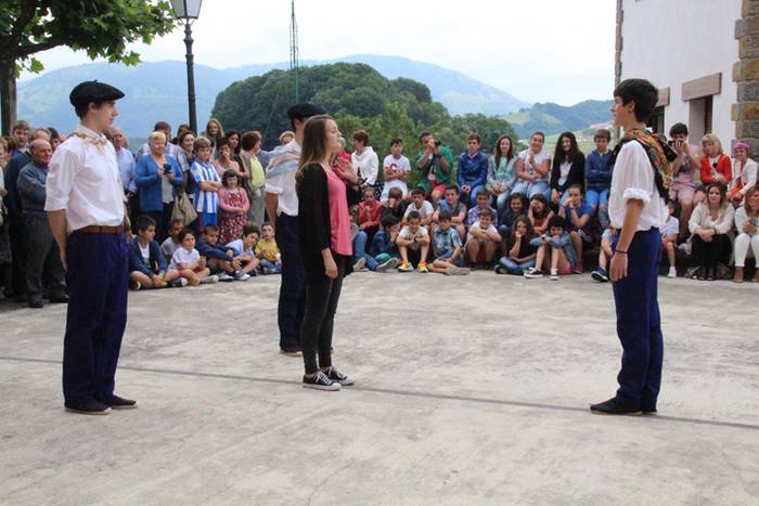 Jaietako egun handia ospatzen ari dira Asteasun 27 1467203550002