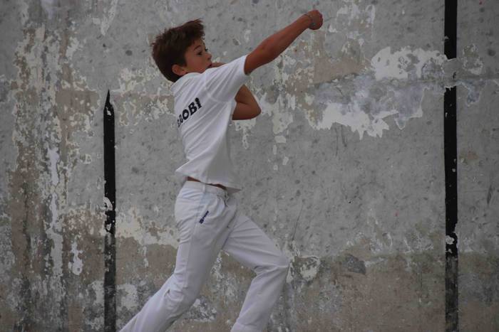 Zuriz jantzi zen Berrobiko f 19 1567409258352