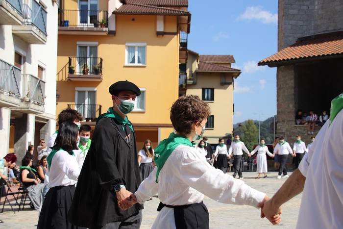 Berriro ere elkarri eskutik  11 1632576976779