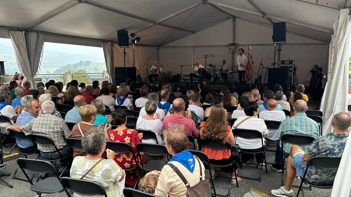 Emanaldi jendetsua eskaini du Korrontzik Hernialden