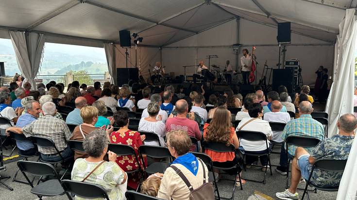 Emanaldi jendetsua eskaini du Korrontzik Hernialden