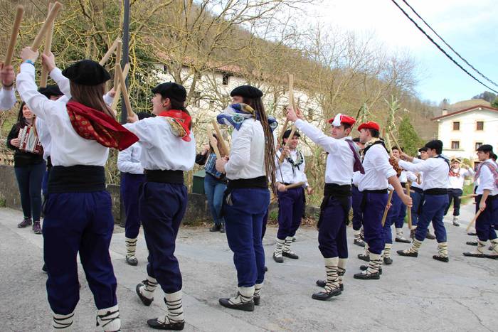 Ajerik gabe, makila eta lau  37 1551617957040