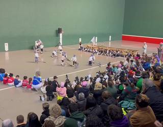 Ikastetxeak inauterietan dantzan