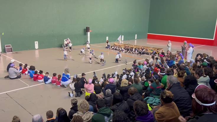 Ikastetxeak inauterietan dantzan