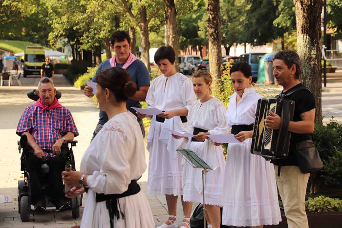 Helduenei dantza eginez hasi 11 1564057635566