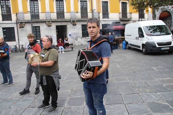 Hauspoa trikitiari 52 1570286825405