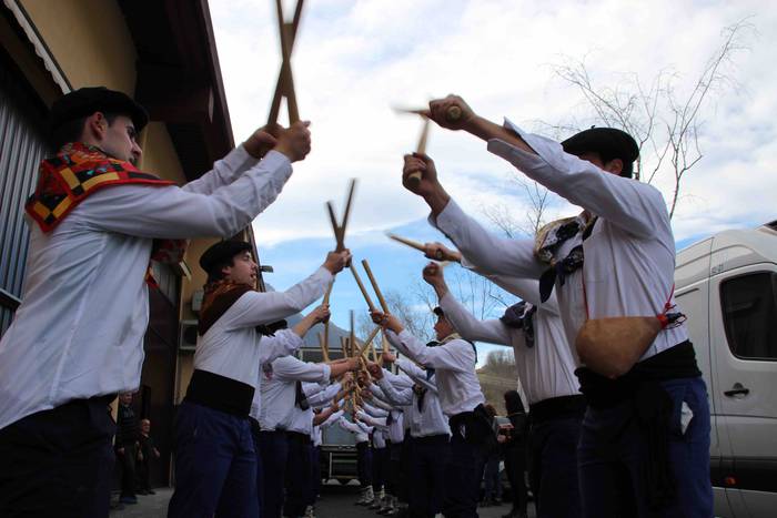 Ajerik gabe, makila eta lau  48 1551618042562