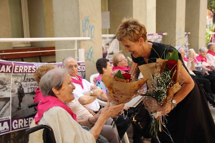 Helduenei dantza eginez hasi 18 1564057640169