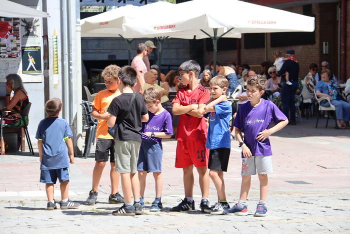 Astelehenetik aurrera eskatu ahal izango da festetako kamiseta