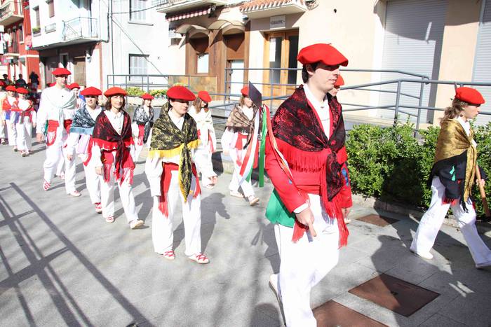 Dantzatzen duen herria 7 1581859427363