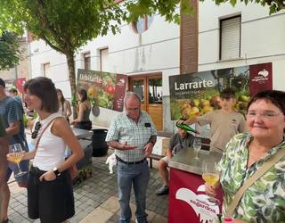 Haurrak lasterka, eta helduak sagardoa dastatzen