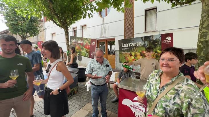 Haurrak lasterka, eta helduak sagardoa dastatzen