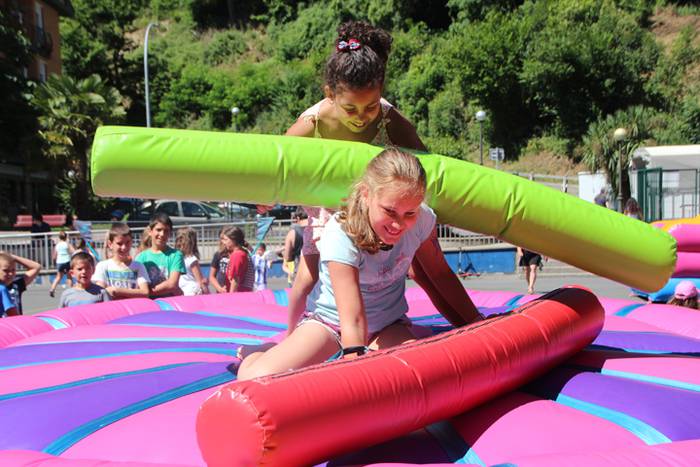 Haurrak jolasean, helduak jan eta edanean 22 1468671989555