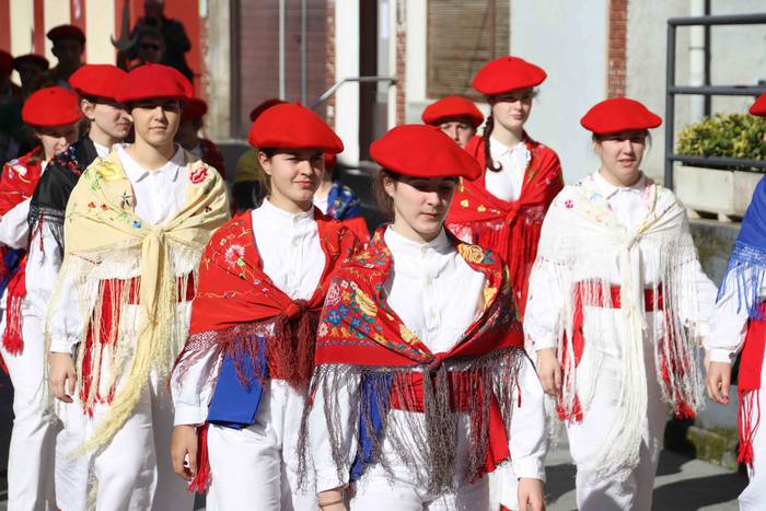 Dantzatzen duen herria 8 1581859428202