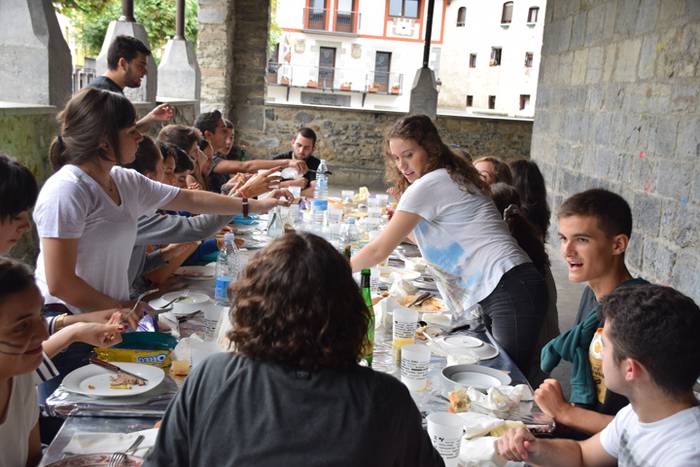 Irurako gazteak herriari bizia ematen 17 1469283769194