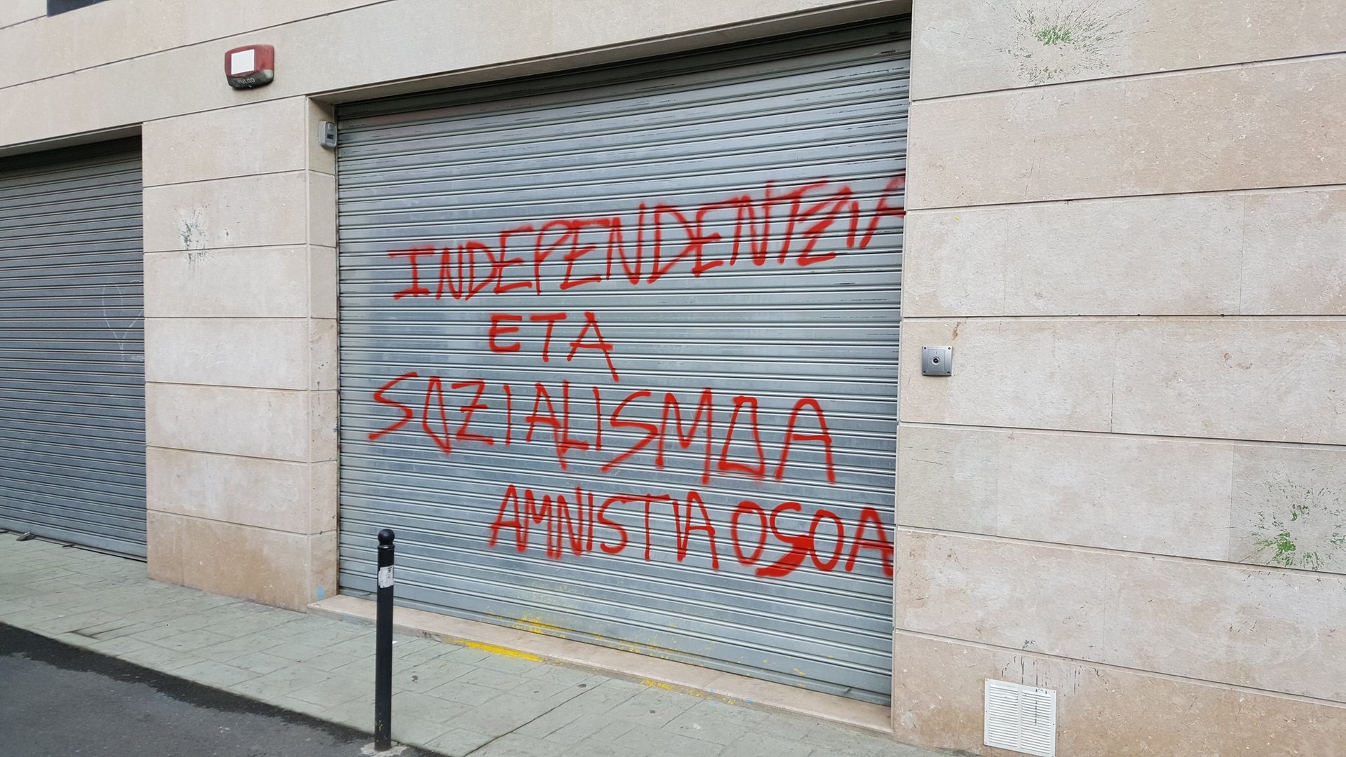 Tolosako Batzokian pintaketak egin dituzte bart