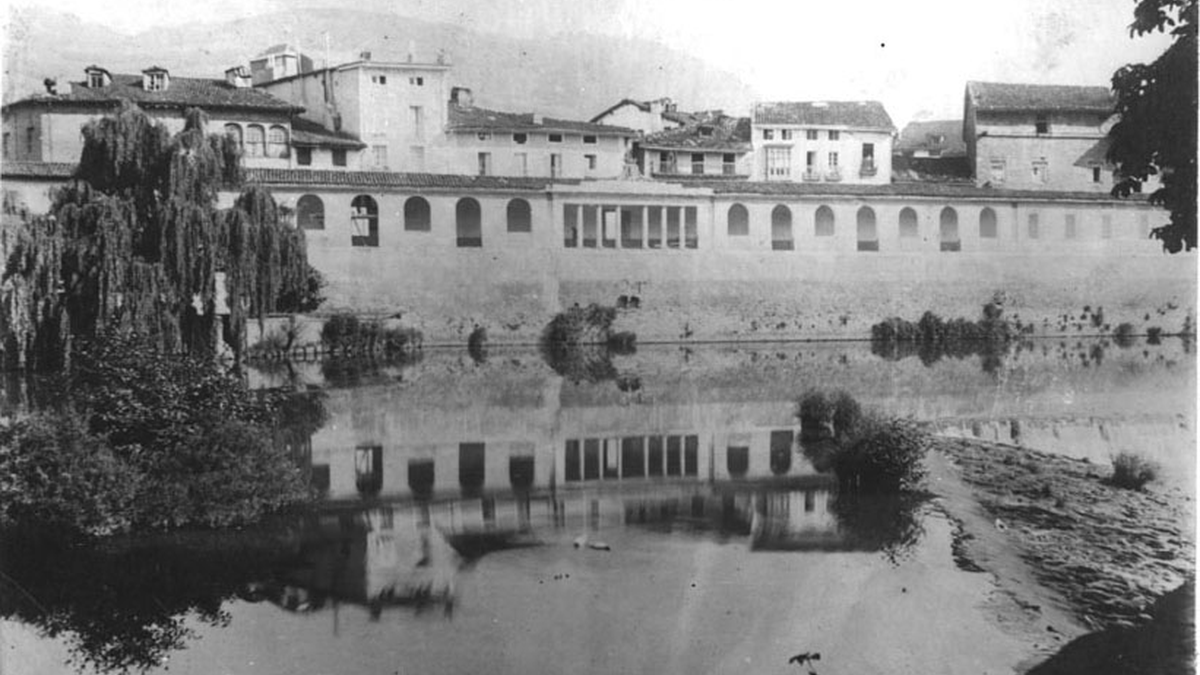 Zerkausia, asteroko merkatuaren kokagunea