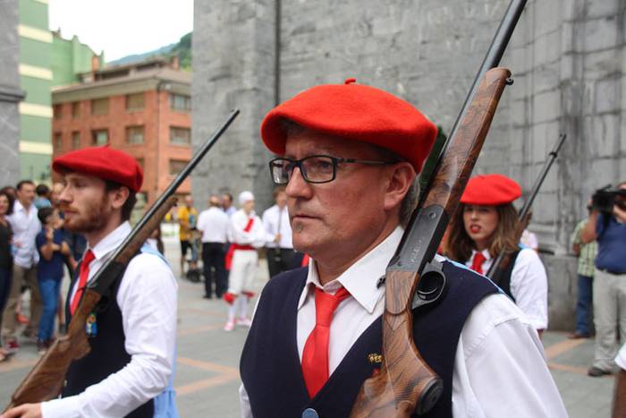 Santuek eta dantzariek poztu 10 1498312229856