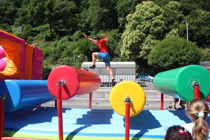 Haurrak jolasean, helduak jan eta edanean 30 1468672082042