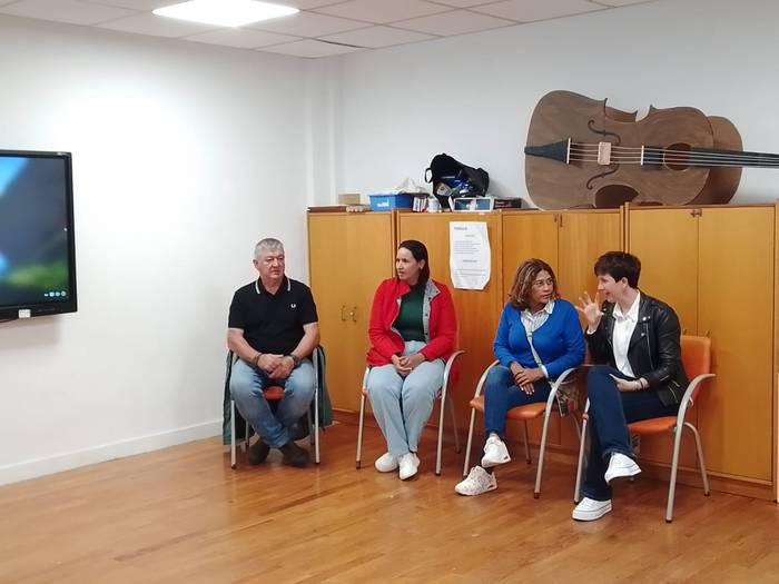 El Salvadorreko ordezkariak herriko eskoletan