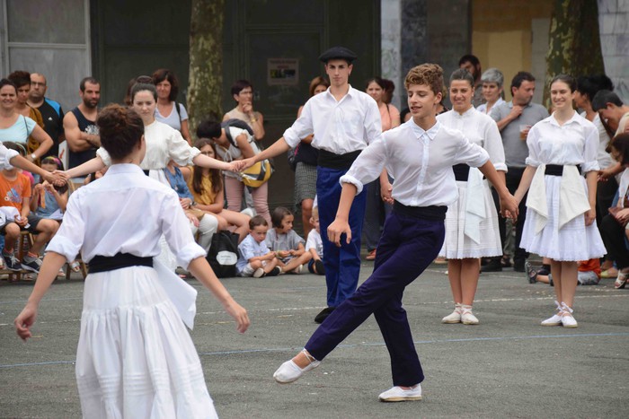 Soka dantzak jende ugari bildu du Errebote plazan - 39