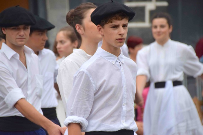 Soka dantzak jende ugari bildu du Errebote plazan - 10