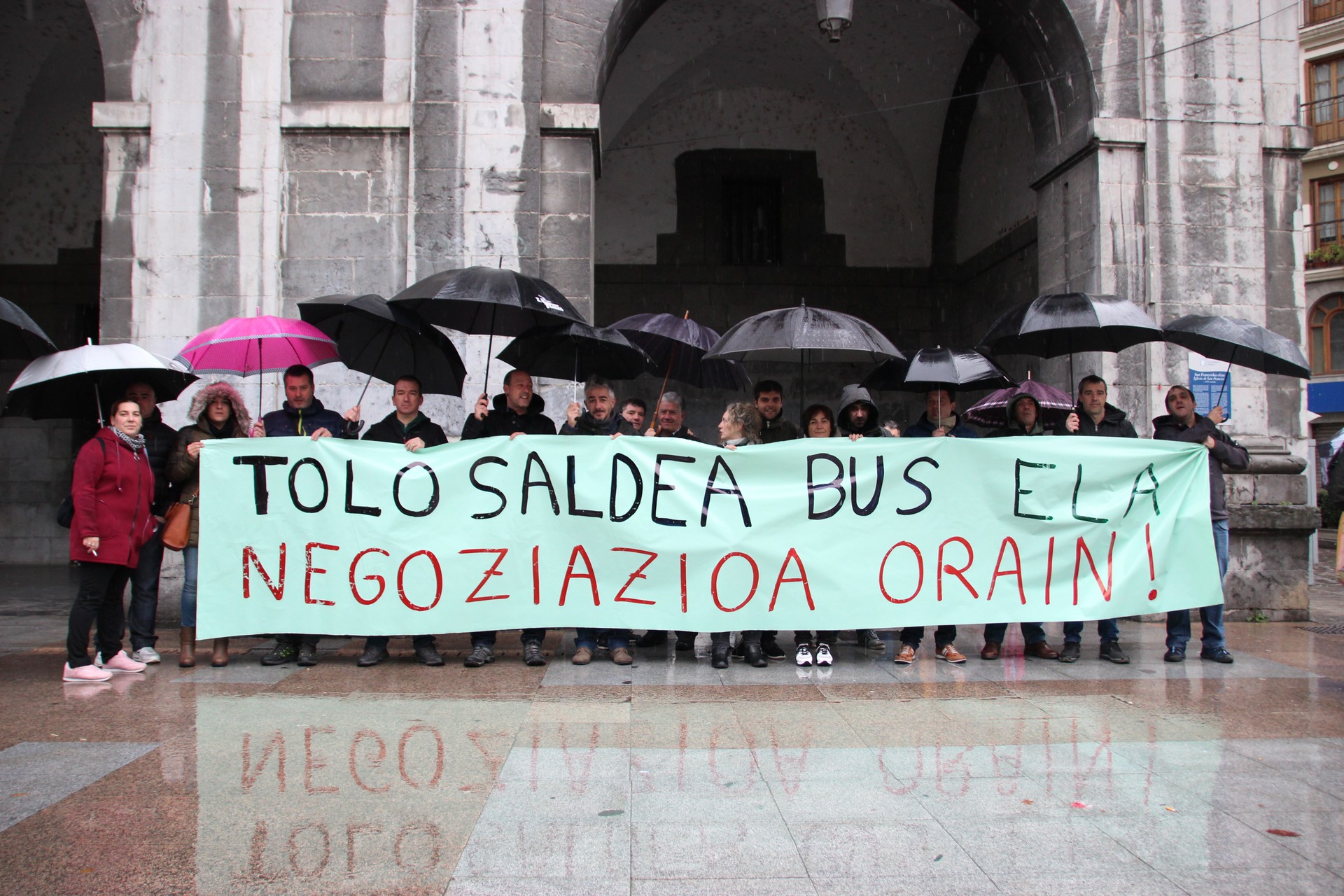 Soldata igoera eskatuz, kalera irten dira Tolosaldea Bus-eko langileak