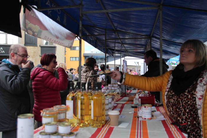 Gabonetako azokak jende asko 6 1576941744718