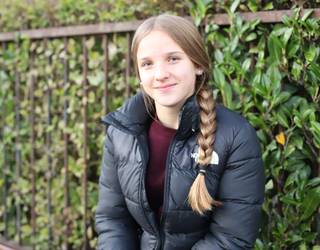 Udane Mujika eskalatzailearekin solasean