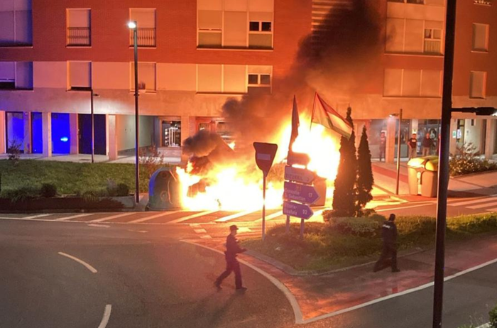 Berriro erre dituzte Zalduako edukiontziak eta egilea atxilotu du Ertzaintzak