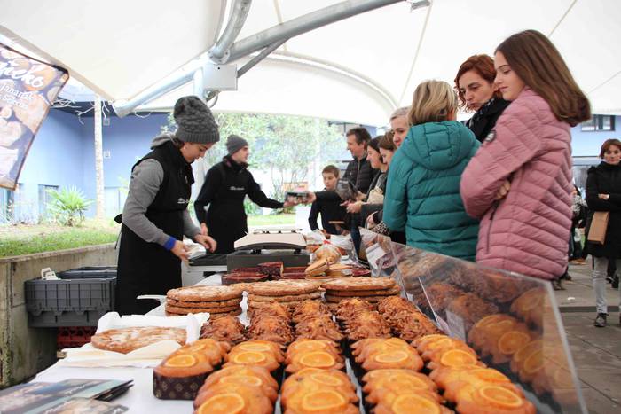 Gabonetako azokak jende asko 17 1576941752909