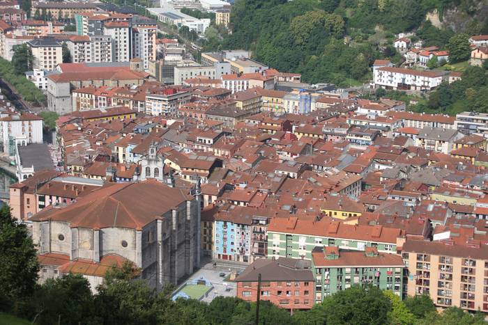 Tolosan familia bat etxegabetu dutela salatu du Tolosaldeko Etxebizitza Sindikatuak