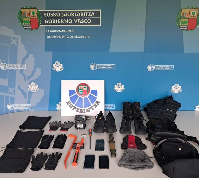 Ertzaintzak Leaburuko etxebizitza batean lapurtzera sartu zen taldea desegin du