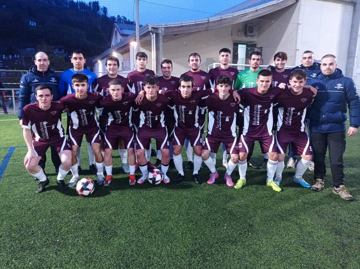 Intxurre futbol kluba bederatzi talderekin ari da lehiatzen