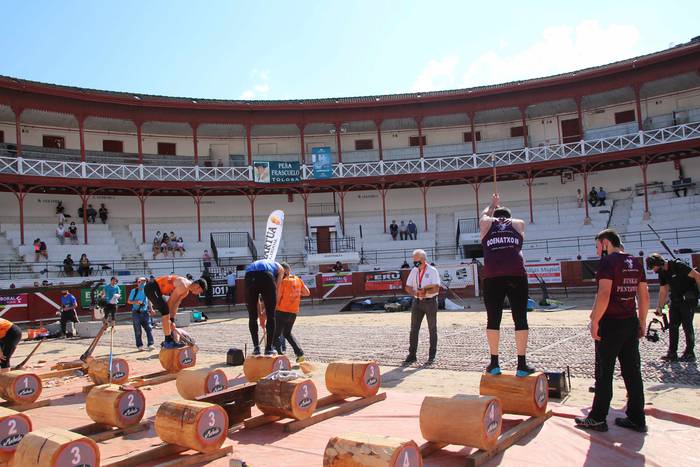 Izetatarrek jantzi dute txap 24 1624130520170